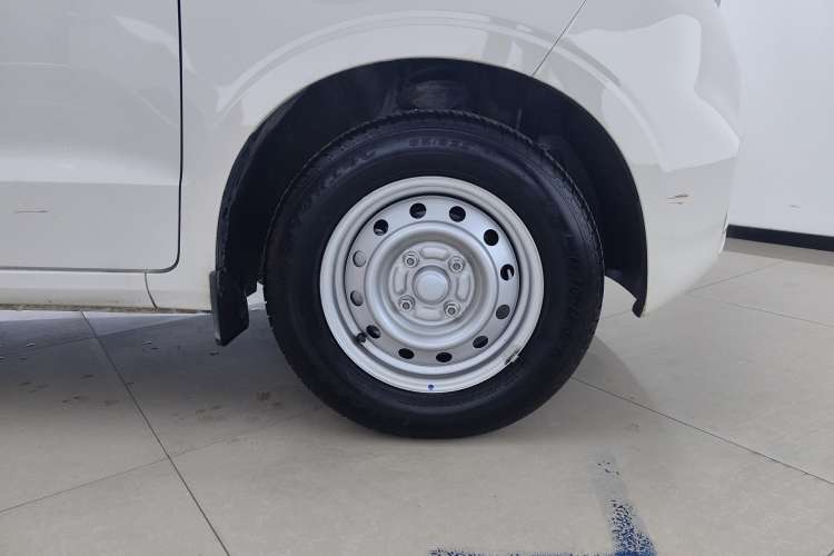 Used Wuling Hongguang V 2022 1.5L Jingqu Edition Electric-Assist LAR Left Rear Wheel Hub