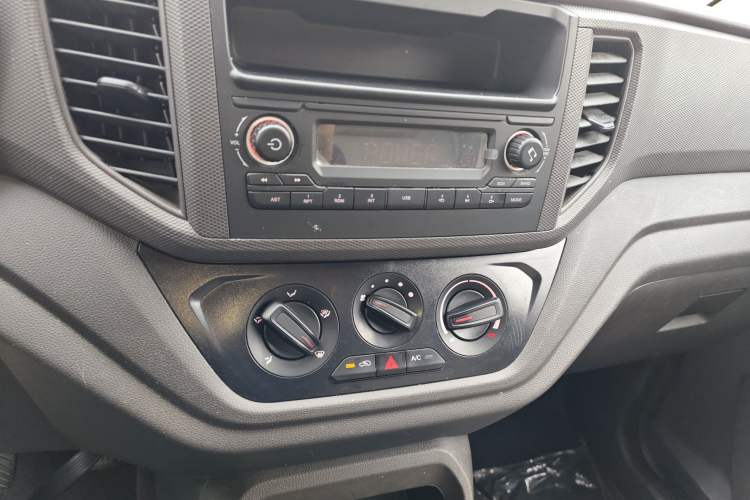 Used Wuling Hongguang V 2022 1.5L Jingqu Edition Enclosed-Window Vehicle with Hydraulic Power Steering LAR Audio And AC Panel