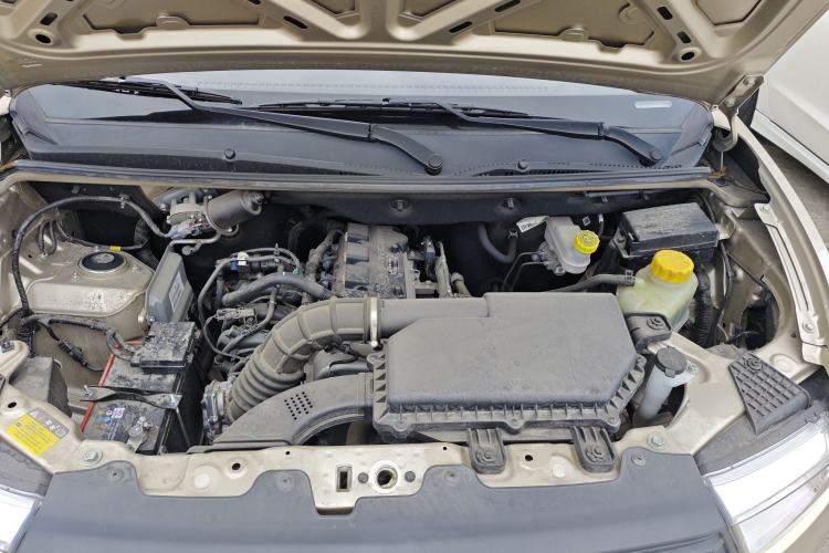 Used Wuling Hongguang V 2022 1.5L Jingqu Edition Enclosed-Window Vehicle with Hydraulic Power Steering LAR Engine Bay