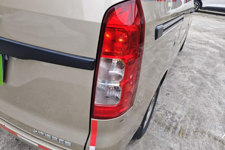 Used Wuling Hongguang V 2022 1.5L Jingqu Edition Enclosed-Window Vehicle with Hydraulic Power Steering LAR Exterior 6