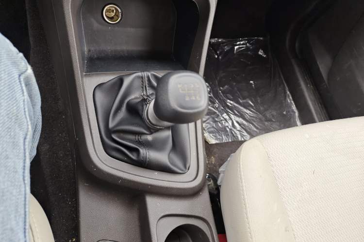 Used Wuling Hongguang V 2022 1.5L Jingqu Edition Enclosed-Window Vehicle with Hydraulic Power Steering LAR Gear Lever