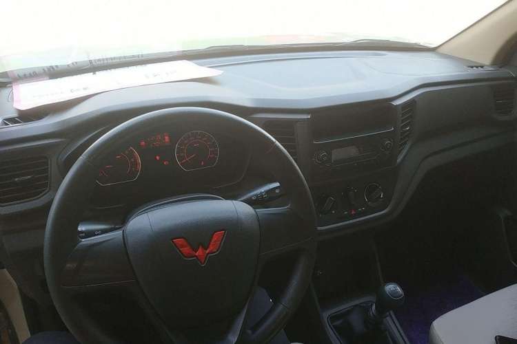 Used Wuling Hongguang V 2022 1.5L Jingqu Edition Enclosed-Window Vehicle with Hydraulic Power Steering LAR Interior 1