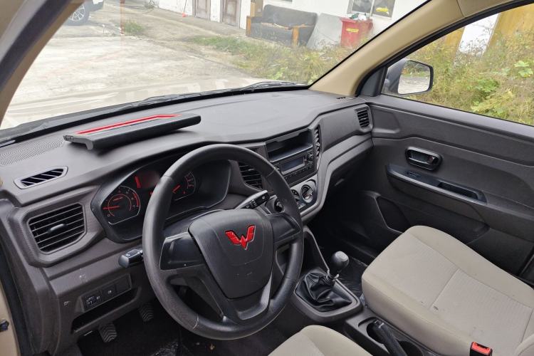 Used Wuling Hongguang V 2022 1.5L Jingqu Edition Enclosed-Window Vehicle with Hydraulic Power Steering LAR Interior 2