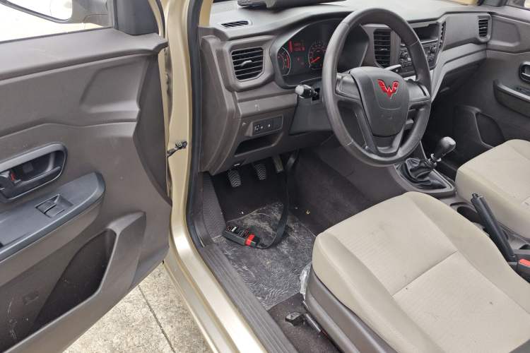 Used Wuling Hongguang V 2022 1.5L Jingqu Edition Enclosed-Window Vehicle with Hydraulic Power Steering LAR Interior 3