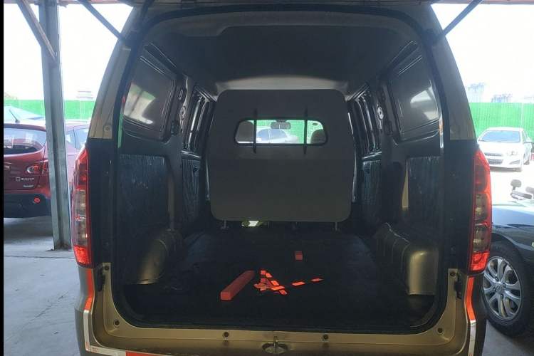 Used Wuling Hongguang V 2022 1.5L Jingqu Edition Enclosed-Window Vehicle with Hydraulic Power Steering LAR Interior 3