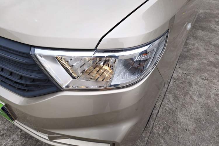 Used Wuling Hongguang V 2022 1.5L Jingqu Edition Enclosed-Window Vehicle with Hydraulic Power Steering LAR Left Front Headlight