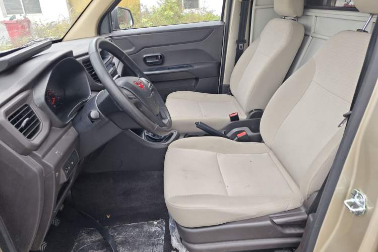 Used Wuling Hongguang V 2022 1.5L Jingqu Edition Enclosed-Window Vehicle with Hydraulic Power Steering LAR Left Front Seat