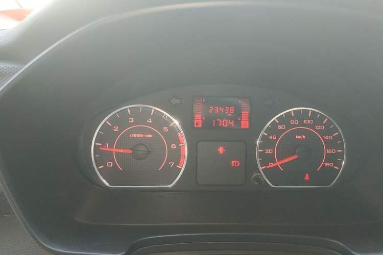 Used Wuling Hongguang V 2022 1.5L Jingqu Edition Enclosed-Window Vehicle with Hydraulic Power Steering LAR Odometer Close Up
