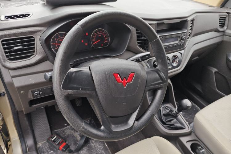 Used Wuling Hongguang V 2022 1.5L Jingqu Edition Enclosed-Window Vehicle with Hydraulic Power Steering LAR Steering Wheel