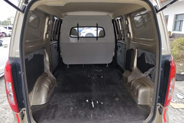 Used Wuling Hongguang V 2022 1.5L Jingqu Edition Enclosed-Window Vehicle with Hydraulic Power Steering LAR Trunk