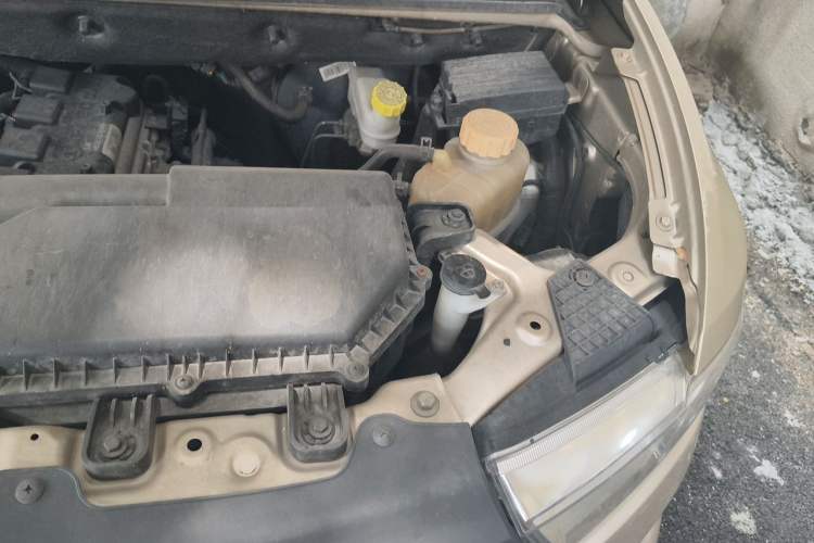 Used Wuling Hongguang V 2019 1.5L Standard Version China VI LAR Engine Bay Left