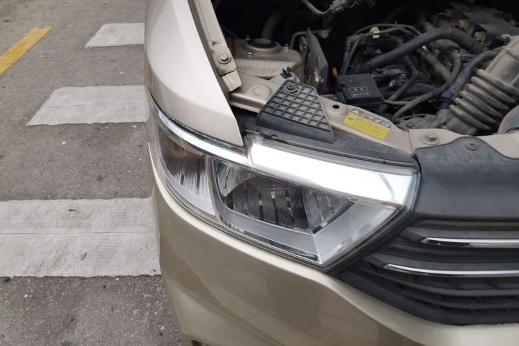 Used Wuling Hongguang V 2019 1.5L Enjoyment Version China VI LAR Right Front Headlight