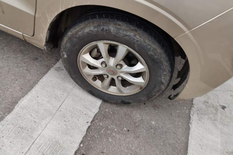 Used Wuling Hongguang V 2019 1.5L Enjoyment Version China VI LAR Right Front Wheel Hub