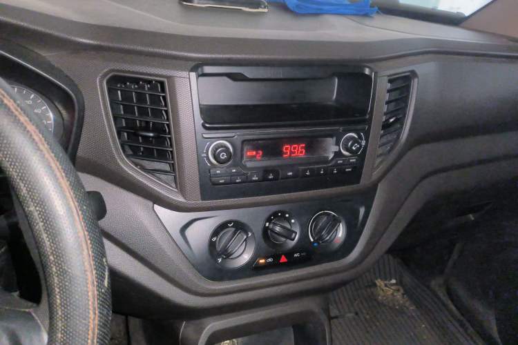 Used Wuling Hongguang V 2019 1.5L Base Window-Sealed Vehicle China VI LAR Audio And AC Panel