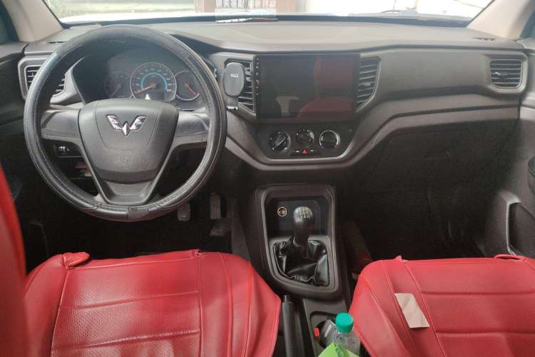Used Wuling Hongguang V 2019 1.5L Standard Version L2B Center Console