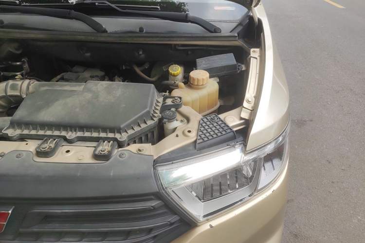 Used Wuling Hongguang V 2019 1.5L Jingqu Version China VI LAR Engine Bay Left