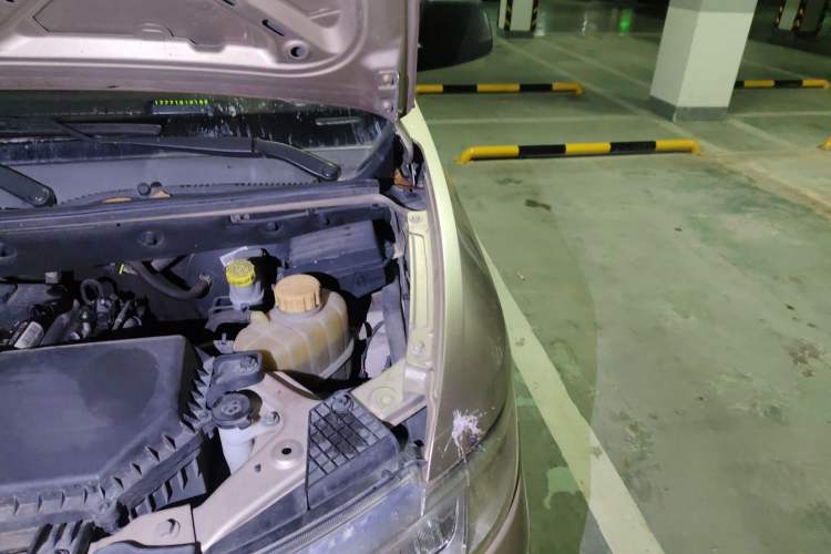 Used Wuling Hongguang V 2019 1.5L Jingqu Version China VI LAR Engine Bay Left