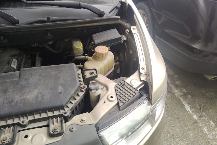 Used Wuling Hongguang V 2019 1.5L Standard Version L2B Engine Bay Left
