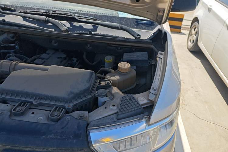 Used Wuling Hongguang V 2019 1.5L Standard Version China VI LAR Engine Bay Left