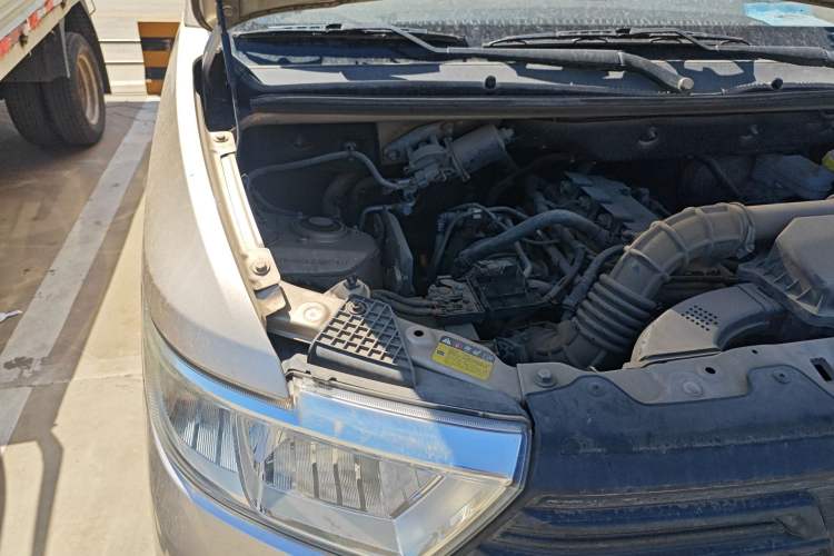 Used Wuling Hongguang V 2019 1.5L Standard Version China VI LAR Engine Bay Right