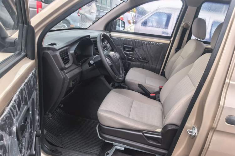 Used Wuling Hongguang V 2019 1.5L Jingqu Version China VI LAR Interior 1