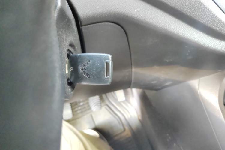 Used Wuling Hongguang V 2019 1.5L Jingqu Edition Sealed-Window Vehicle China VI LAR Interior 1