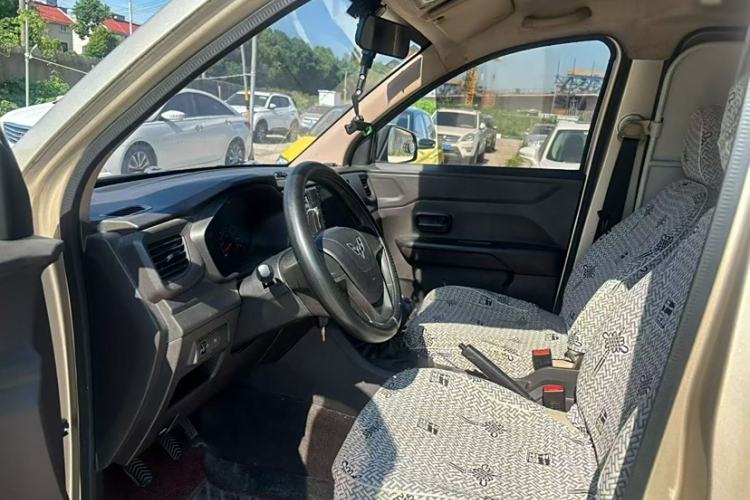 Used Wuling Hongguang V 2019 1.5L Jingqu Edition Sealed-Window Vehicle China VI LAR Interior 1