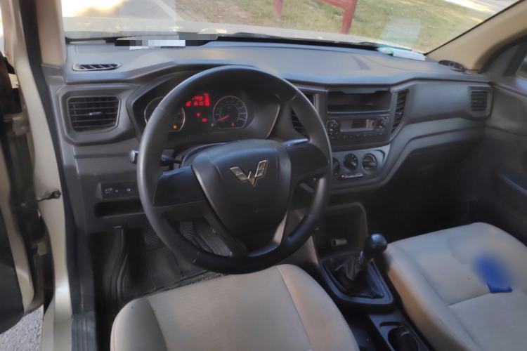 Used Wuling Hongguang V 2019 1.5L Jingqu Edition Sealed-Window Vehicle China VI LAR Interior 2