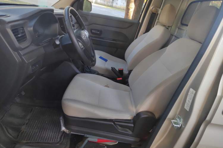 Used Wuling Hongguang V 2019 1.5L Jingqu Edition Sealed-Window Vehicle China VI LAR Interior 3