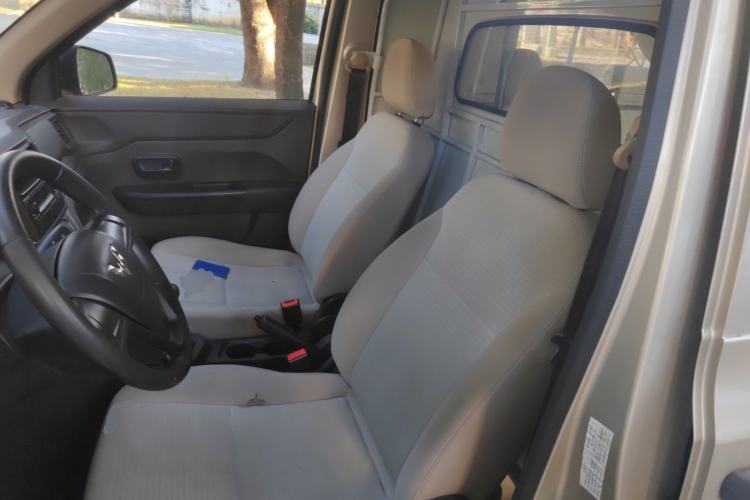 Used Wuling Hongguang V 2019 1.5L Jingqu Edition Sealed-Window Vehicle China VI LAR Interior 4