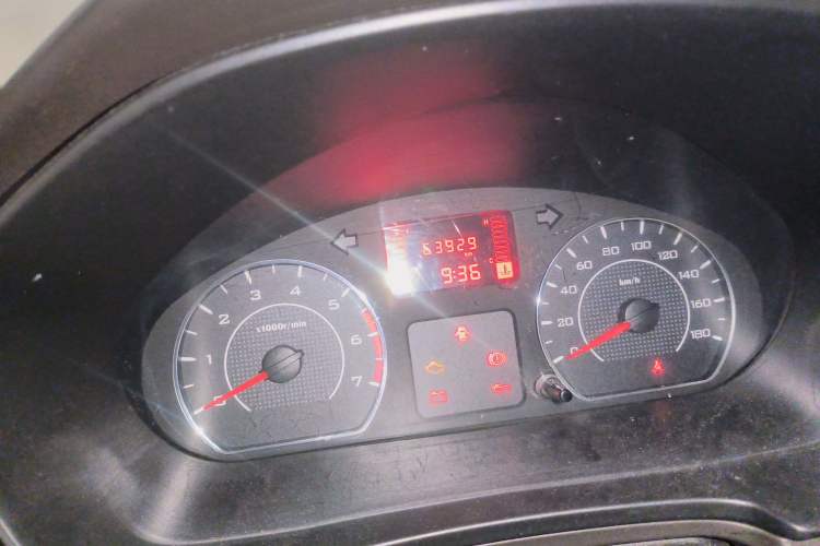Used Wuling Hongguang V 2019 1.5L Base Window-Sealed Vehicle China VI LAR Odometer Close Up