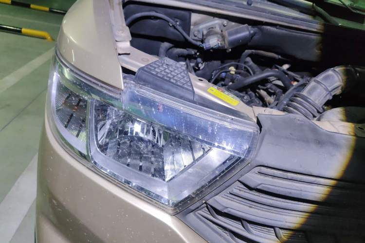 Used Wuling Hongguang V 2019 1.5L Jingqu Version China VI LAR Right Front Headlight