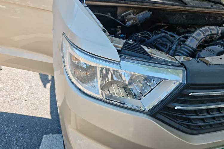 Used Wuling Hongguang V 2019 1.5L Enjoyment Version China VI LAR Right Front Headlight