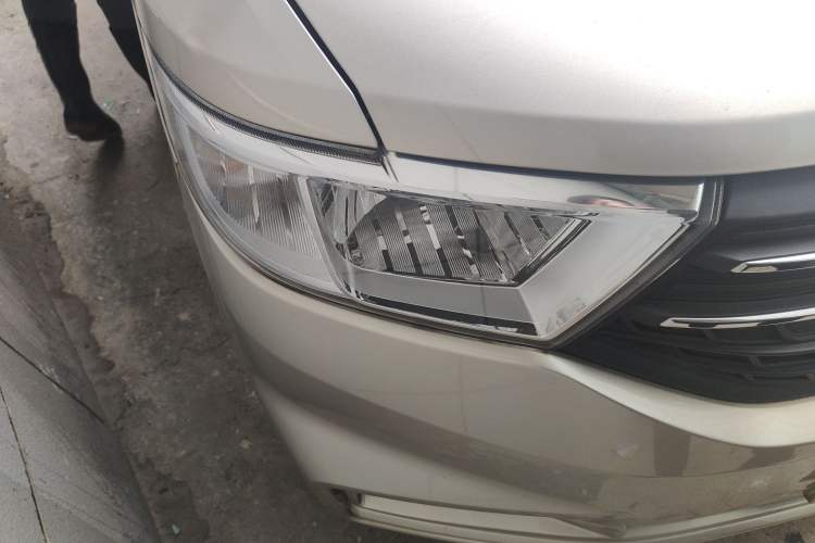 Used Wuling Hongguang V 2019 1.5L Standard Version L2B Right Front Headlight