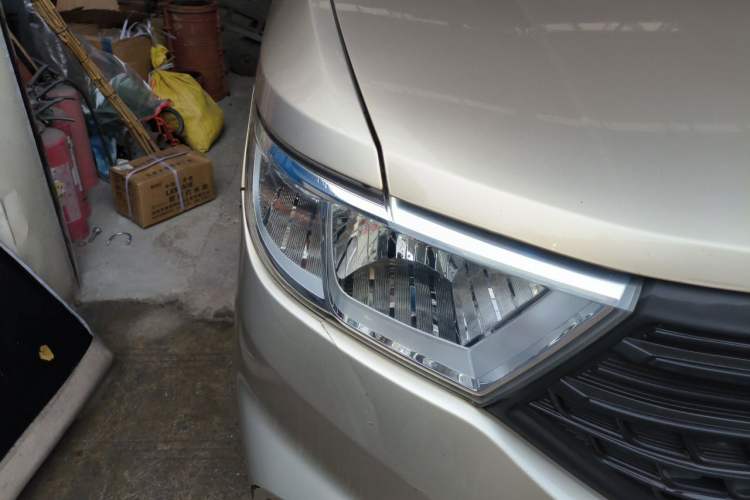 Used Wuling Hongguang V 2019 1.5L Base Version China VI LAR Right Front Headlight