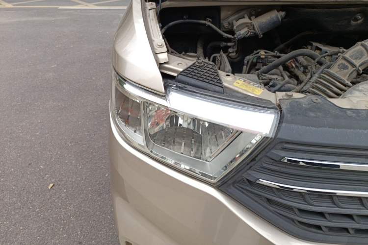 Used Wuling Hongguang V 2019 1.5L Enjoyment Version China VI LAR Right Front Headlight