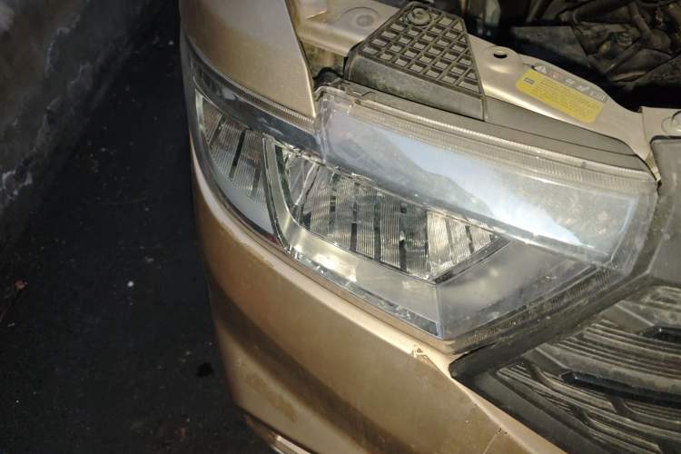 Used Wuling Hongguang V 2019 1.5L Jingqu Version China VI LAR Right Front Headlight