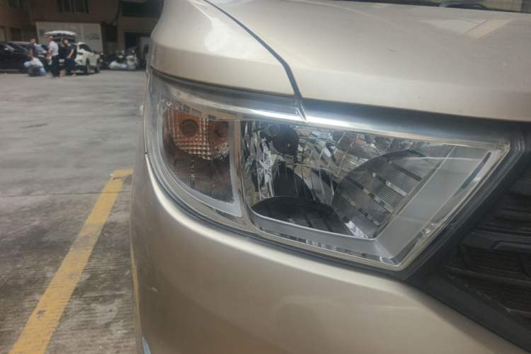 Used Wuling Hongguang V 2019 1.5L Jingqu Version China VI LAR Right Front Headlight
