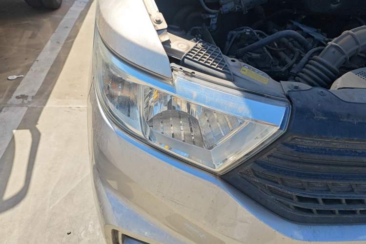 Used Wuling Hongguang V 2019 1.5L Standard Version China VI LAR Right Front Headlight