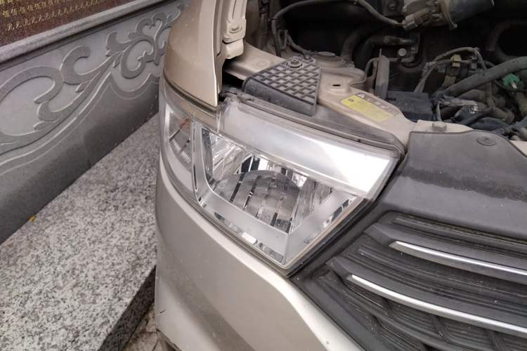 Used Wuling Hongguang V 2019 1.5L Standard Version China VI LAR Right Front Headlight