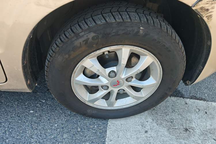 Used Wuling Hongguang V 2019 1.5L Enjoyment Version China VI LAR Right Front Wheel Hub