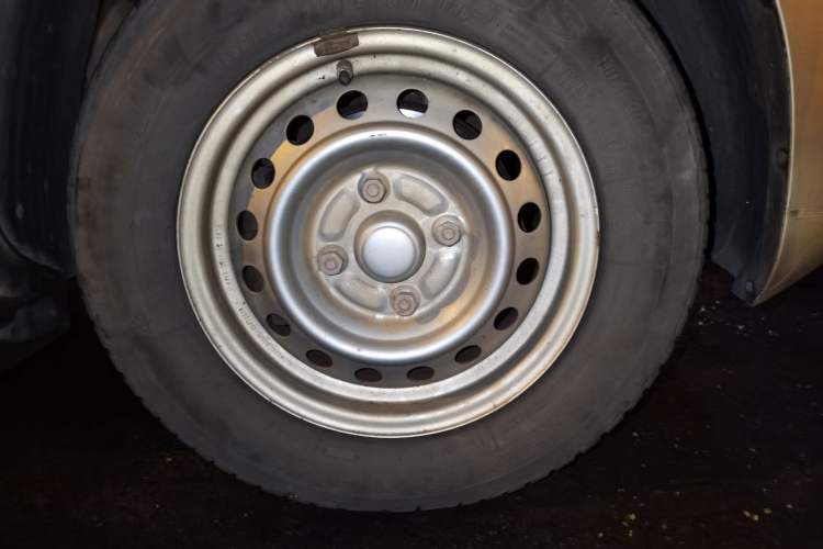 Used Wuling Hongguang V 2019 1.5L Jingqu Version L2B Right Front Wheel Hub