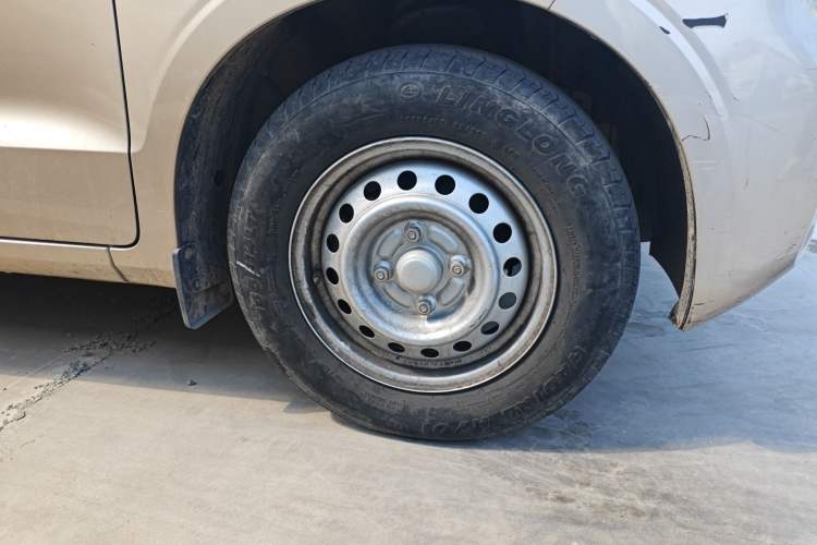 Used Wuling Hongguang V 2019 1.5L Standard Version China VI LAR Right Front Wheel Hub