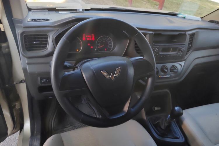 Used Wuling Hongguang V 2019 1.5L Jingqu Edition Sealed-Window Vehicle China VI LAR Steering Wheel