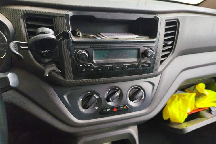 Used Wuling Hongguang V 2019 1.5L Jingqu Edition Sealed-Window Vehicle China VI LAR Audio And AC Panel