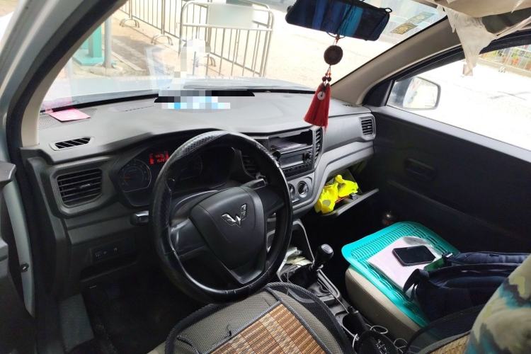 Used Wuling Hongguang V 2019 1.5L Jingqu Edition Sealed-Window Vehicle China VI LAR Center Console