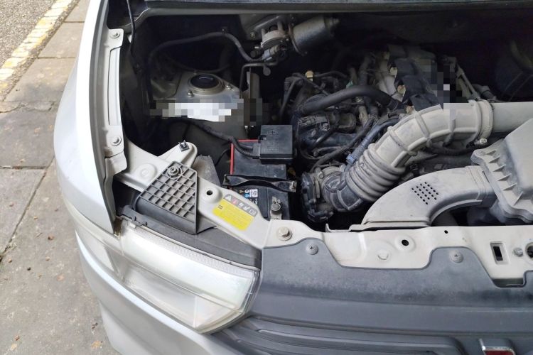 Used Wuling Hongguang V 2019 1.5L Jingqu Edition Sealed-Window Vehicle China VI LAR Engine Bay Right