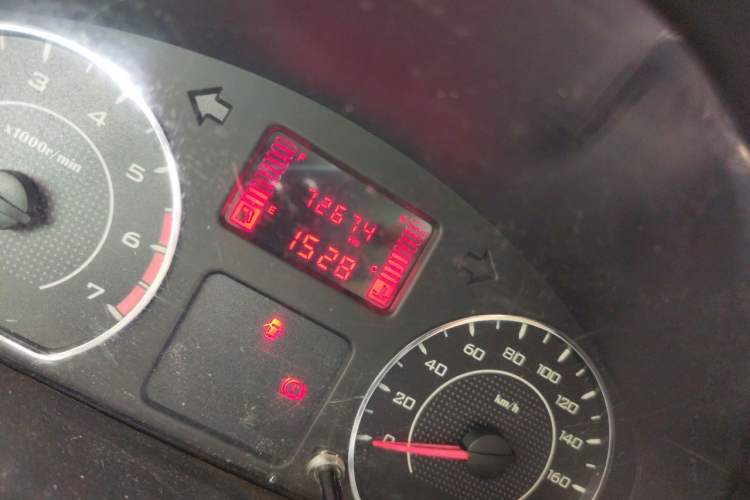 Used Wuling Hongguang V 2019 1.5L Jingqu Edition Sealed-Window Vehicle China VI LAR Odometer Close Up