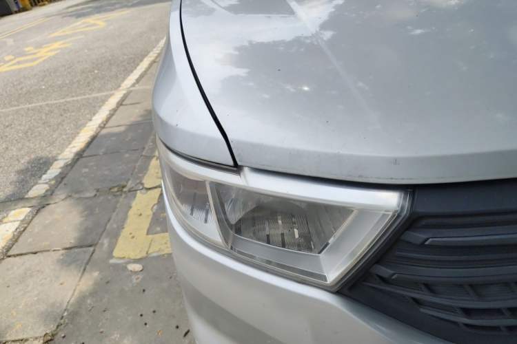 Used Wuling Hongguang V 2019 1.5L Jingqu Edition Sealed-Window Vehicle China VI LAR Right Front Headlight