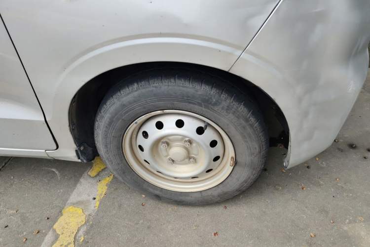 Used Wuling Hongguang V 2019 1.5L Jingqu Edition Sealed-Window Vehicle China VI LAR Right Front Wheel Hub